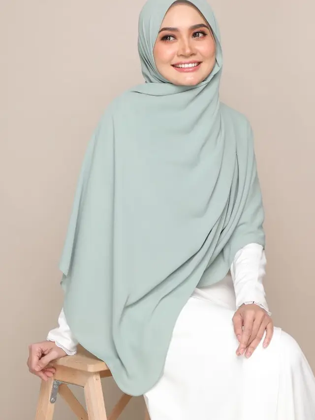 Hijab dengan Aksen Layer