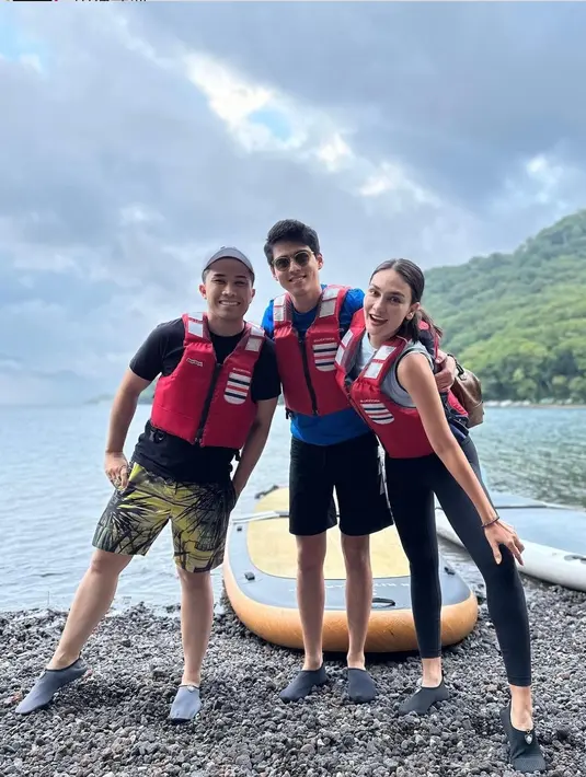Meskipun ada perbedaan usia 10 tahun, pasangan selebriti ini terlihat sangat cocok bersama. Mereka bahkan terlihat mesra saat menonton turnamen sumo di Jepang hingga wisata air.(Liputan6.com/IG/lunamaya).