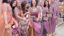 Selain Cut Meyriska dan Eriska Rein, Cherly Juno eks Cherrybelle memilih memadukan kebaya Bali berpotongan lengan pendeknya dengan kain dan obi belt warna kuning cerah.  [@tya_ariestya/@cutratumeyriska/@nafilahaziz]