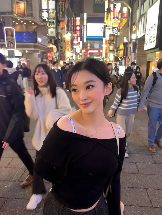 Di Tokyo, Livy memamerkan gaya yang lebih tertutup dengan crop top hitam lengan panjang. Pilihan warna netral ini membuat kesan chic sekaligus misterius, menonjolkan aura dewasa dari sosoknya. Meski terlihat simpel, outfit tersebut tetap memberikan kesan classy yang khas Livy.  (Liputan6.com/IG/@livyrenata)