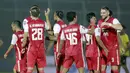Para pemain Persija Jakarta merayakan kemenangan atas Barito Putera pada laga perempat final Piala Menpora 2021 di Stadion Kanjuruhan, Malang, Sabtu (10/4/2021). Persija Jakarta menang dengan skor 1-0. (Bola.com/Arief Bagus)