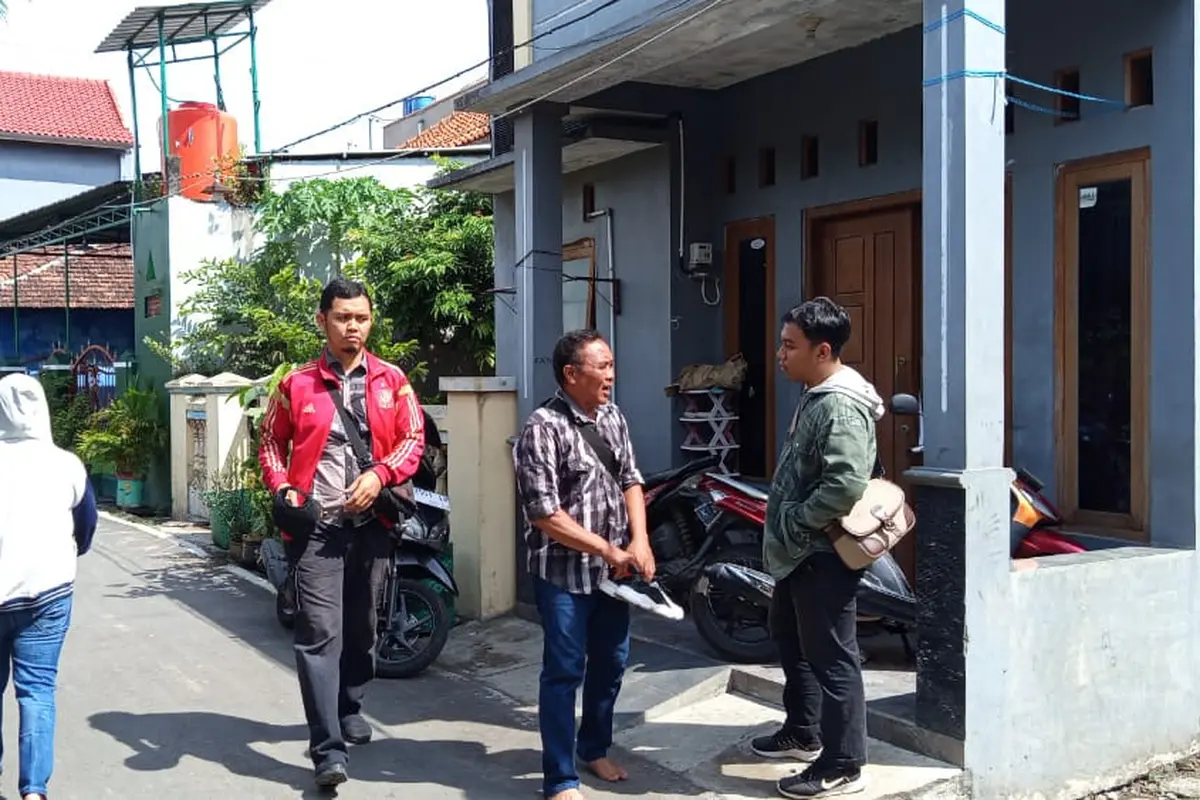 Suasana rumah terduga di Desa Gribig RT 05 RW 1 Kecamatan Gebog Kudus usai digeledah oleh Tim Densus 88. (Liputan6.com/Arief Pramono)