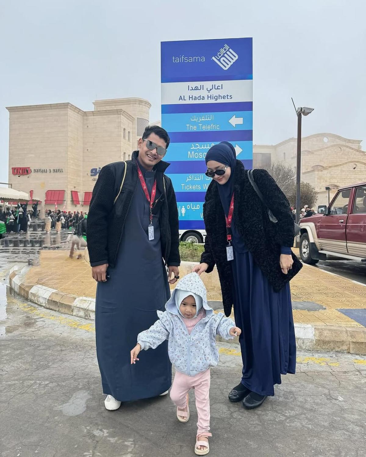 Potret Yeni Inka Berhijab saat Umrah, Kali Ini Bareng Suami dan Anak