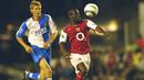 Bek Arsenal, Lauren mengontrol bola saat menghadapi Blackburn Rovers pada laga Liga Inggris 2004/2005 di Highbury Stadium, London (25/8/2004). Lauren yang telah pensiun pada Juli 2010 bersama Cordoba CF tercatat membela Arsenal selama 6 musim mulai 2000/2001 hingga 2005/2006. Total dua trofi Liga Inggris diraihnya bersama The Gunners. (AFP/Carl De Souza)