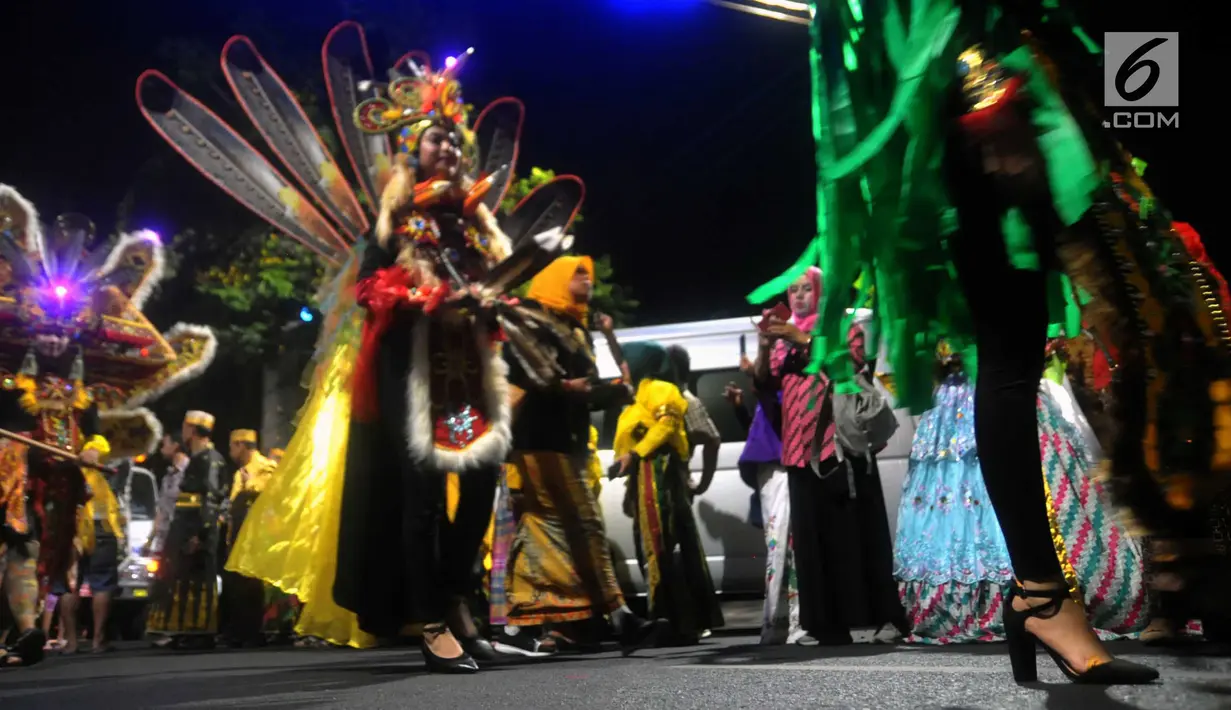 Peserta mengikuti pawai pada pagelaran Semarang Night Carnival (SNC) 2019 di ruas Jalan Imam Bonjol, Rabu (3/7/2019). Parade festival kesenian dan budaya bertajuk Pelangi Nusantara tersebut diiikuti sebanyak 4.128 peserta. (Liputan6.com/Gholib)