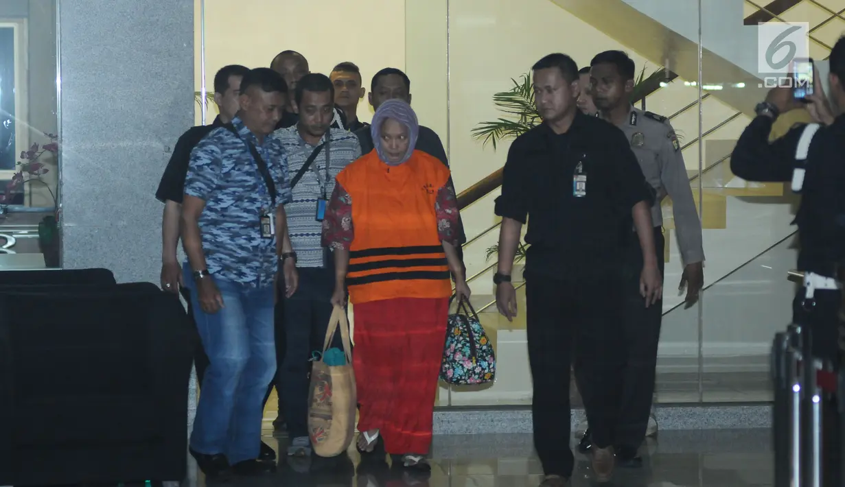 Plt Kadis Kesehatan Kabupaten Jombang, Inna Silestyowati (tengah) digiring petugas usai diperiksa di Gedung KPK, Jakarta, Minggu (4/2). Inna menjadi tersangka suap terkait perizinan pengurusan jabatan di Pemkab Jombang. (Liputan6.com/Helmi Fithriansyah)