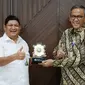 Direktur Kepesertaan BPJAMSOSTEK Zainudin dan Sekretaris Jendral Kemlu Cecep Herawan.