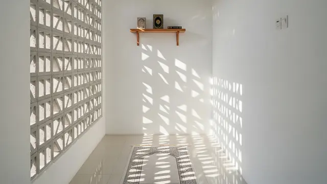 9 Desain Mushola Rumah Kecil dengan Roaster untuk Pencahayaan Alami yang Nyaman