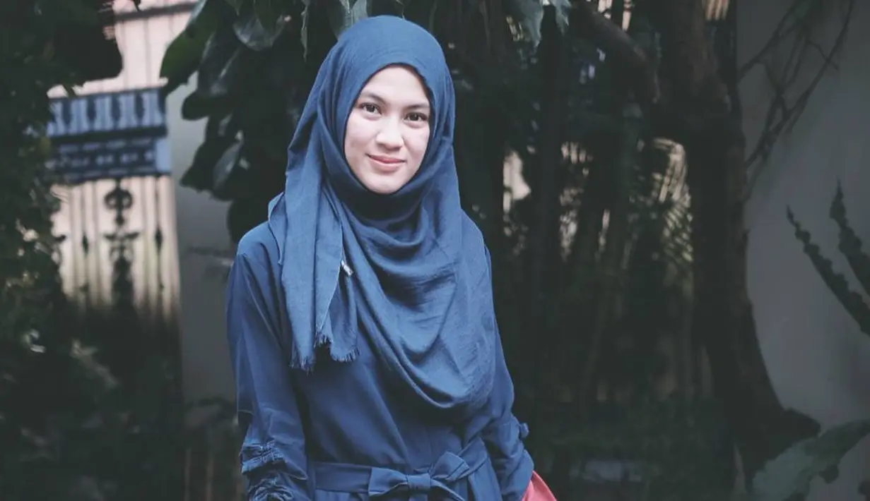 Paras cantik Alyssa Soebandono memang tak diragukan lagi. Gaya berhijabnya yang simple ini juga berhasil banget bikin hati adem. Pasalnya, gaya istri Dude Harlino ini santun banget. (Instagram/ichasoebandono)