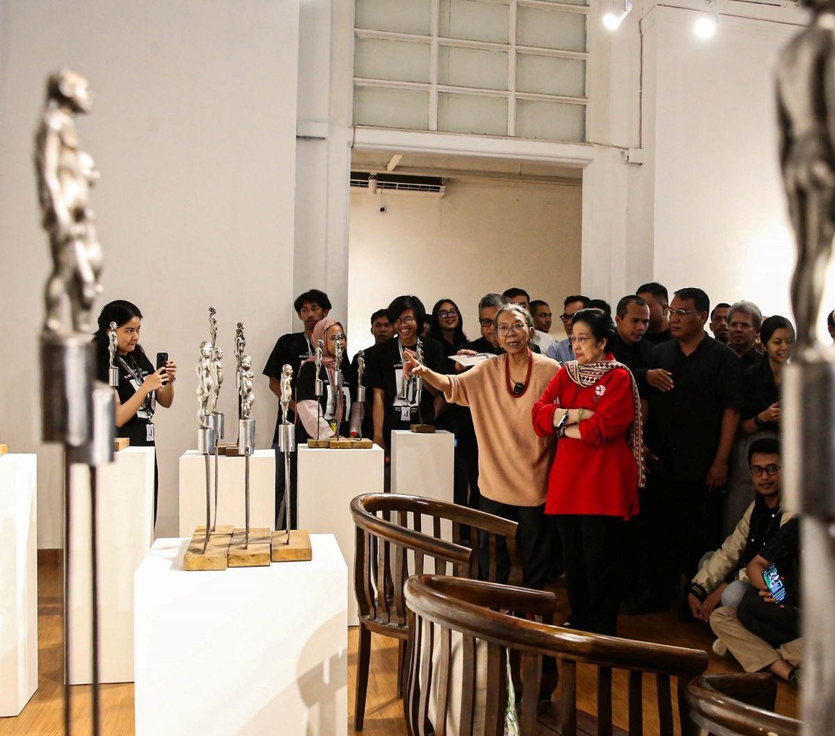 Pameran tersebut menyoroti sejarah kelam bangsa Indonesia yang terjadi di masa Orde Lama, Orde Baru, hingga era Reformasi, serta berbagai persoalan yang masih belum terselesaikan, termasuk masalah Hak Asasi Manusia (HAM), penghilangan paksa, dan kekerasan