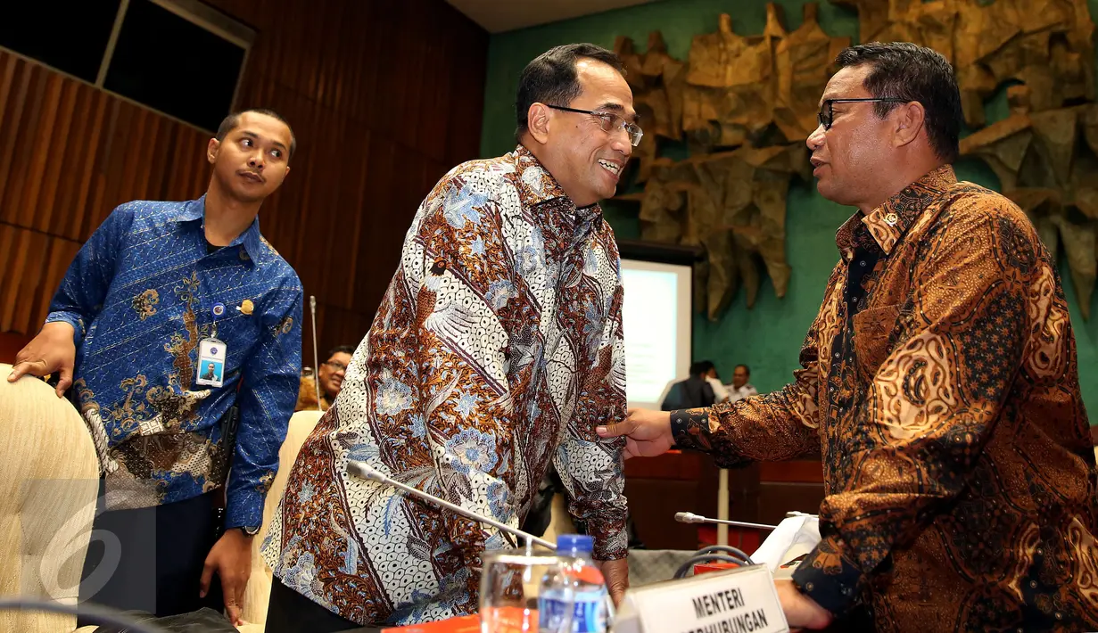 Menteri Perhubungan Budi Karya Sumadi berbincang saat menghadiri raker dengan  Komisi V DPR RI di Jakarta, Kamis (8/12). Rapat ini membahas persiapan dan kesiapan mudik Natal 2016 dan Tahun Baru 2017. (Liputan6.com/Johan Tallo)