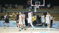 Bima Perkasa Jogja tumbang 69-102 di markas Dewa United, Dewa United Arena, Tangerang pada laga lanjutan Indonesian Basketball League (IBL) 2025, Kamis (10/4/2025) malam WIB. (Bola.com/Ana Dewi)