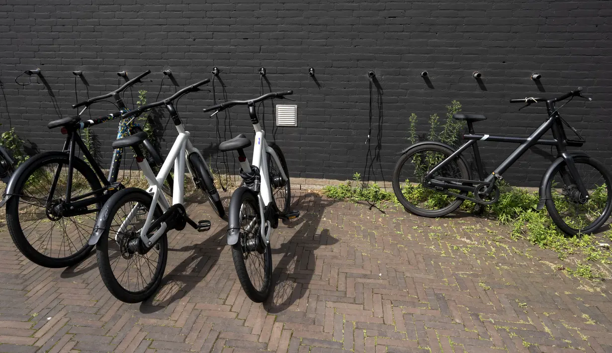 VanMoof, yang berhasil mengumpulkan 100 juta euro ($ 112,56 juta) untuk berekspansi ke pasar internasional seiring dengan meningkatnya penjualan selama pandemi COVID-19, telah mengajukan perlindungan kepada para kreditur minggu lalu. (AP Photo/Peter Dejong)