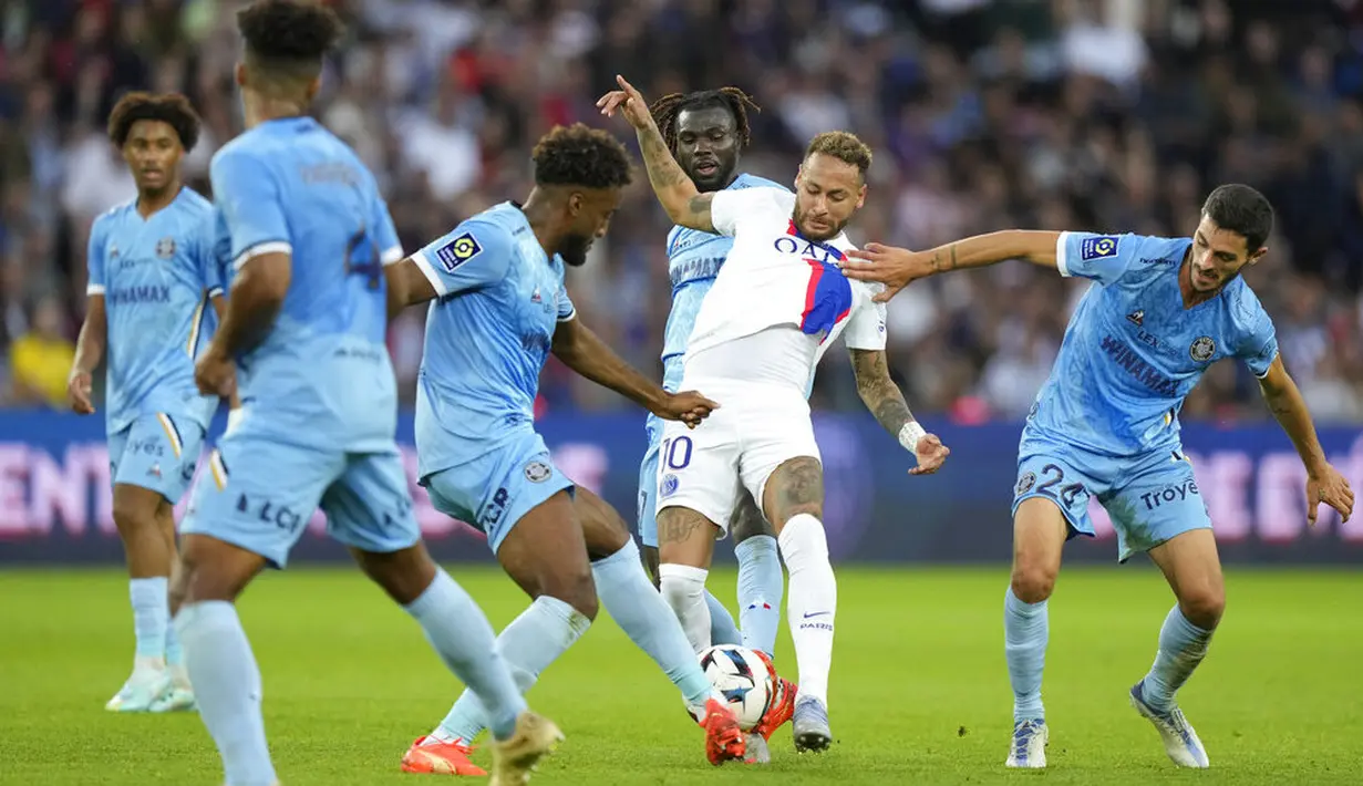 Neymar juga membuat barisan pertahanan Troyes bekerja ekstra untuk mengamankan pergerakannya yang sempat melewati lima pemain Troyes. (AP Photo/Francois Mori)