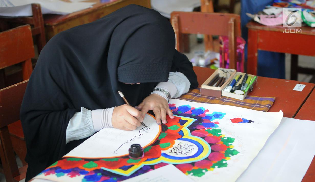 Peserta membuat kaligrafi kategori mushaf Alquran pada lomba MTQ Tingkat Kota Tangerang Selatan, Banten, Selasa (18/9). Lomba MTQ dilangsungkan pada tanggal 17 hingga 20 September 2018. (Merdeka.com/Arie Basuki)