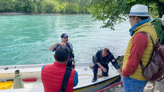 Gubernur Jawa Barat Ridwan Kamil memantau pencarian anak sulungnya di Sungai Aare Kota Bern, Swiss.