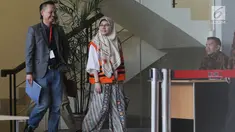 Hakim Pengadilan Negeri Tangerang Wahyu Widya Nurfitri dikawal petugas usai menandatangani berkas P21 di gedung KPK, Jakarta, Jumat (11/5). Berkas Wahyu Widya Nurfitri dinyatakan sudah lengkap oleh KPK. (Merdeka.com/Dwi Narwoko)