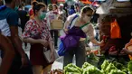 Seorang perempuan dengan masker membeli sayuran, setelah pelonggaran pembatasan karantina wilayah (lockdown), di pusat kota Manila, Filipina, Rabu (2/9/2020). Pemerintah melonggarkan lockdown meskipun negara tersebut memiliki infeksi virus corona terbanyak di Asia Tenggara. (AP Photo/Aaron Favila)