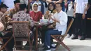 Presiden Joko Widodo (Jokowi) menikmati minuman saat meninjau Rest Area 538 dan menjajal makanan seusai meresmikan ruas  Tol Sragen-Ngawi, Rabu (28/11). Jokowi duduk semeja dengan kepala serta pimpinan daerah setempat. (Liputan6.com/Angga Yuniar)