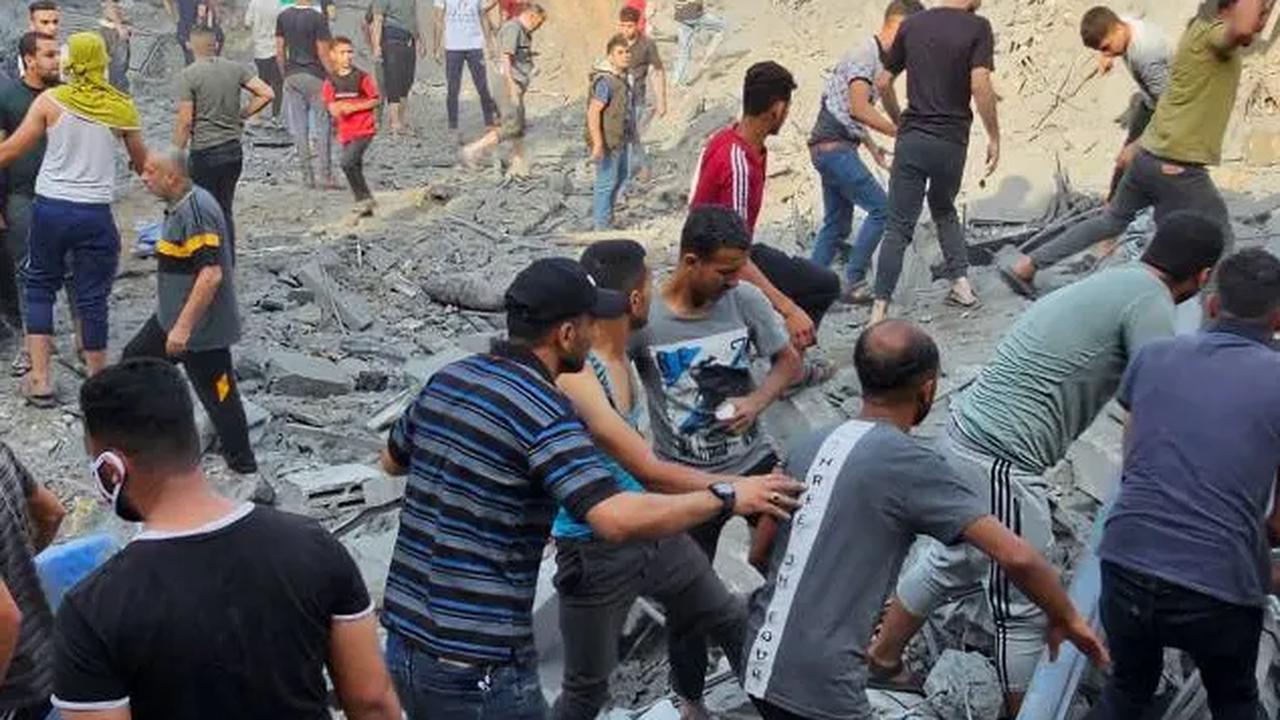 Dari foto yang terpantau itu terlihat sebuah kawah besar di antara reruntuhan<br>dan bangunan yang rusak akibat rudal Israel.