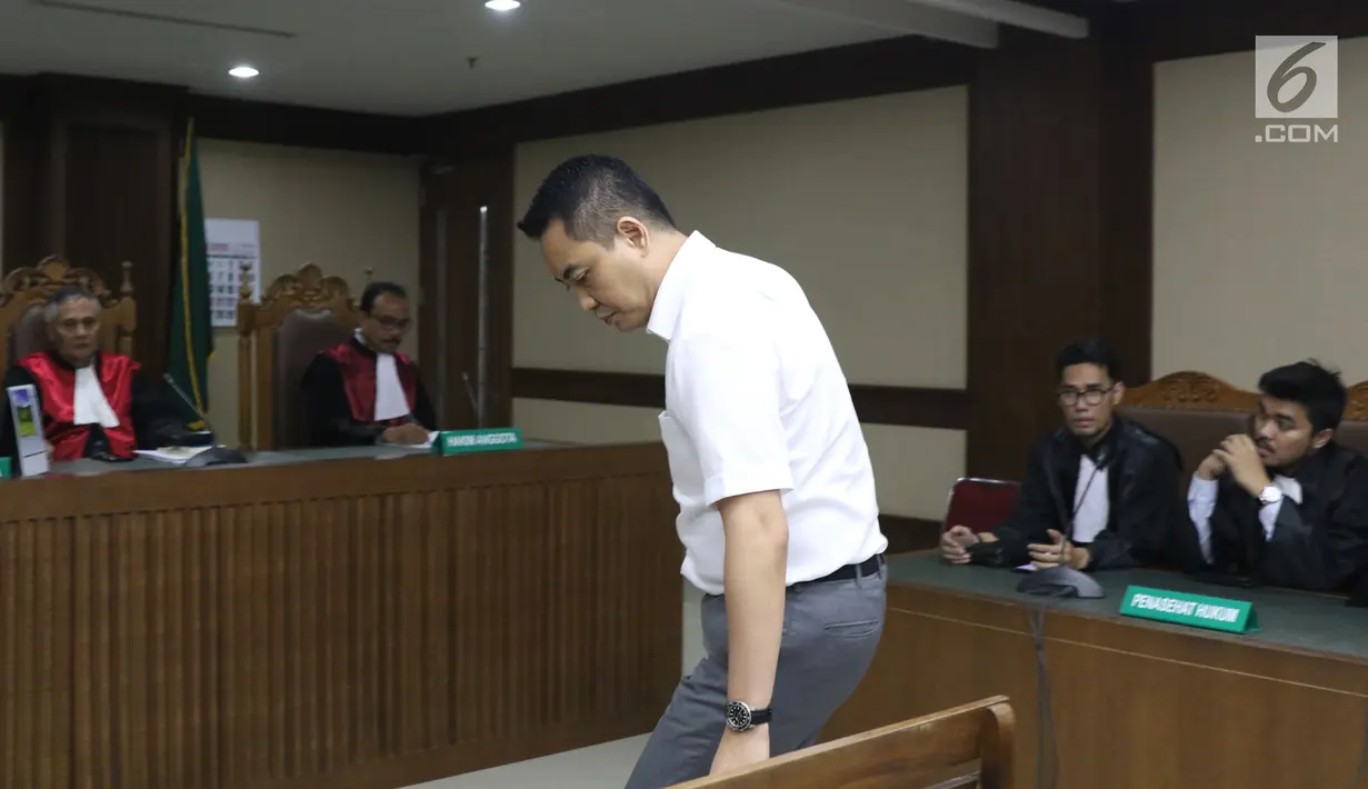 Terdakwa dugaan suap pengadaan satelit monitoring Bakamla, Fayakhun Andriadi saat menjalani sidang tuntutan di Pengadilan Tipikor, Jakarta, Rabu (21/11). Fayakhun dihukum delapan tahun penjara, denda satu milyar rupiah. (Liputan6.com/Helmi Fithriansyah)