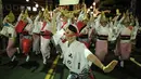 Sejumlah penari tampil di jalan Ikeda saat festival Awa Odori di Kota Miyoshi, Jepang (16/8). Awa Odori yang memiliki sejarah 400 tahun ini selalu menarik ribuan pengunjung dan penari ke Tokushima pada pertengahan Agustus. (AFP Photo/Yasuyoshi Chiba)