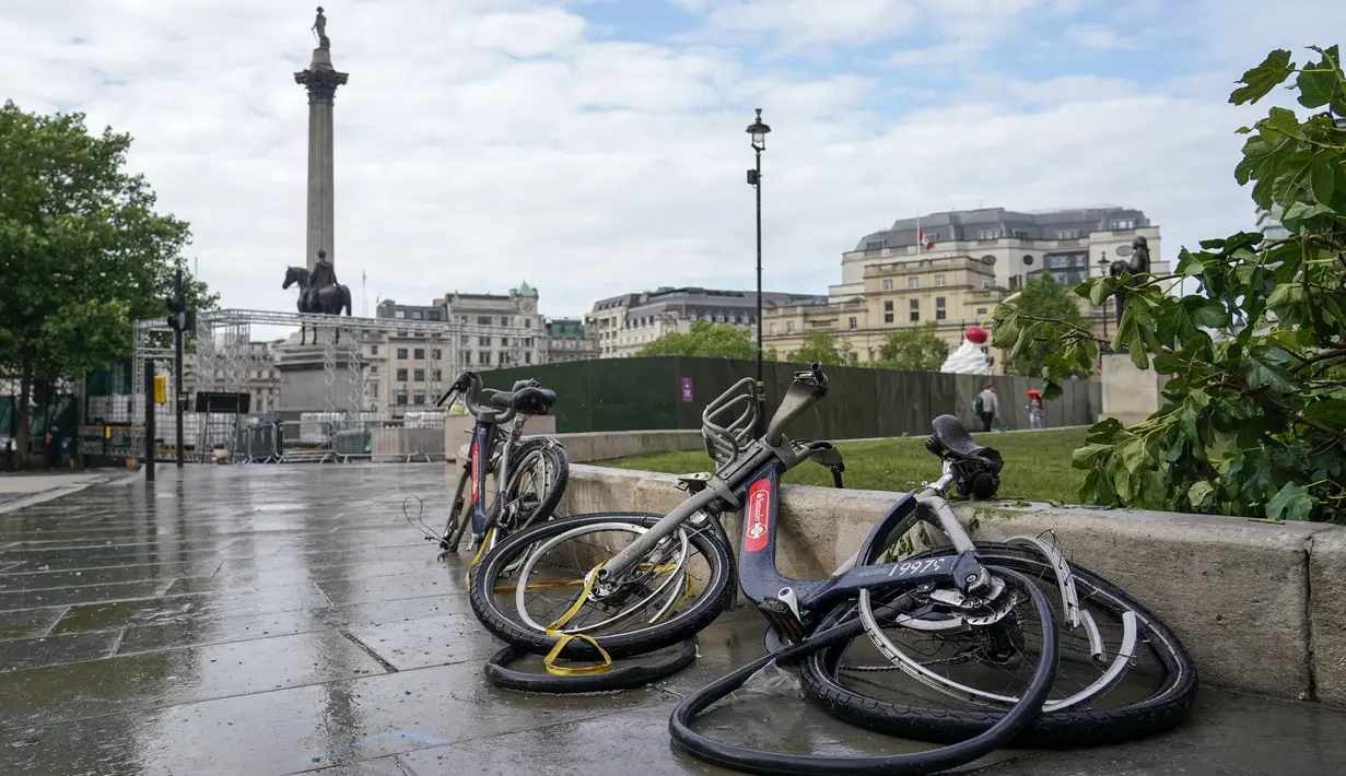 Dua sepeda sewaan dirusak di Trafalgar Square, London, setelah Italia mengalahkan Inggris dalam perebutan gelar juara EURO 2020, pada Senin (12/7/2021). Usai pertandingan, jalan-jalan di London juga dipenuhi sampah. (AP Photo/Alberto Pezzali)