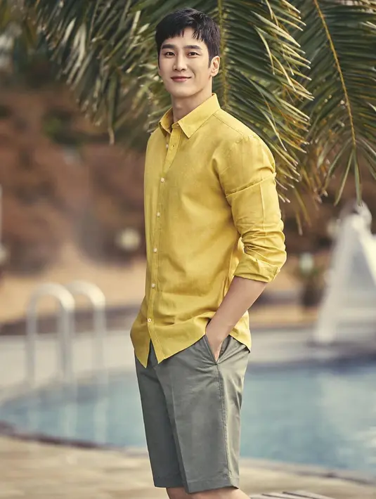 Kenakan celana pendek dan kemeja lengan panjang, Ahn Bo Hyun terlihat seperti hot man [@bohyunahn]