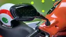 Keluarga Vespa GTS terbaru mendapat bentuk spion baru dengan desain yang lebih dinamis dan modern. Khusus Vespa GTS Super Sport spionnya mendapat kelir hitam glossy yang sesuai dengan aksen-aksen hitam di beberapa bagian body.