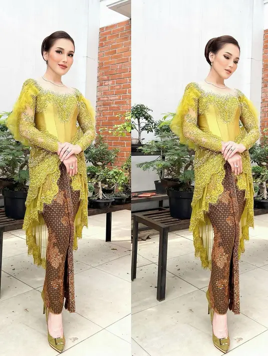 Di kesempatan itu, Ayu Ting Ting mengenakan kebaya dengan detail kerah boatneck  rancangan Ayung Berinda. Kebaya yang berwarna lime ini pun tampak berbaur sempurna dengan kulit cerahnya.  [@ayutingting92]