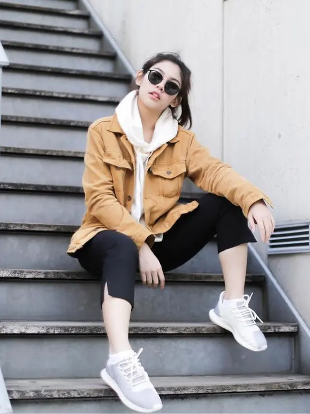 [Bintang] Bikin Baper Maksimal, Begini Gaya Edgy Vanesha Prescilla-Adipati Dolken di Negeri Sakura