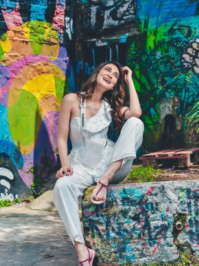 Hobi Pakai Sandal, Sontek Gaya OOTD Luna Maya Saat Liburan