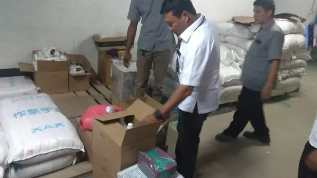 Polda Kepulauan Riau (Kepri) menggerebek sebuah gudang pembuatan masker dan hand sanitizer ilegal atau tanpa izin di Kota Batam, Rabu (4/3/2020).