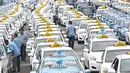 Ratusan taksi parkir di sepanjang silang Monas, Jakarta, (14/3). Mereka menuntut pemerintah menutup transportasi berbasis online yang tidak sesuai dengan Undang-Undang (UU) Nomor 2 Tahun 2009 tentang Lalu Lintas. (Liputan6.com/Immanuel Antonius)