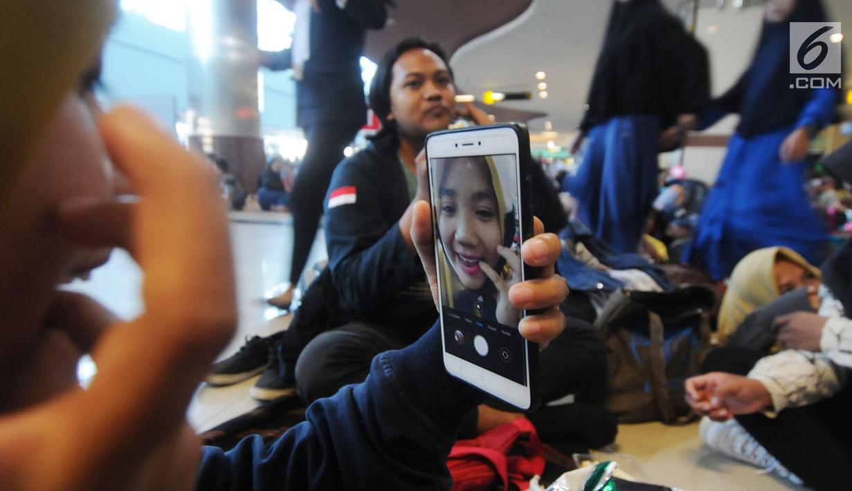 Ratusan penumpang menumpuk menunggu kedatangan kapal laut yang akan keluar Jawa Timur di Dermaga Gapura Surya Nusantara, Pelabuhan Tanjung Perak, Surabaya, Jawa Timur, Kamis (30/5/2019). PT Pelindo III memprediksi puncak arus mudik keluar Jawa Timur tgl 1 Juni 2019. (merdeka.com/Dwi Narwoko)