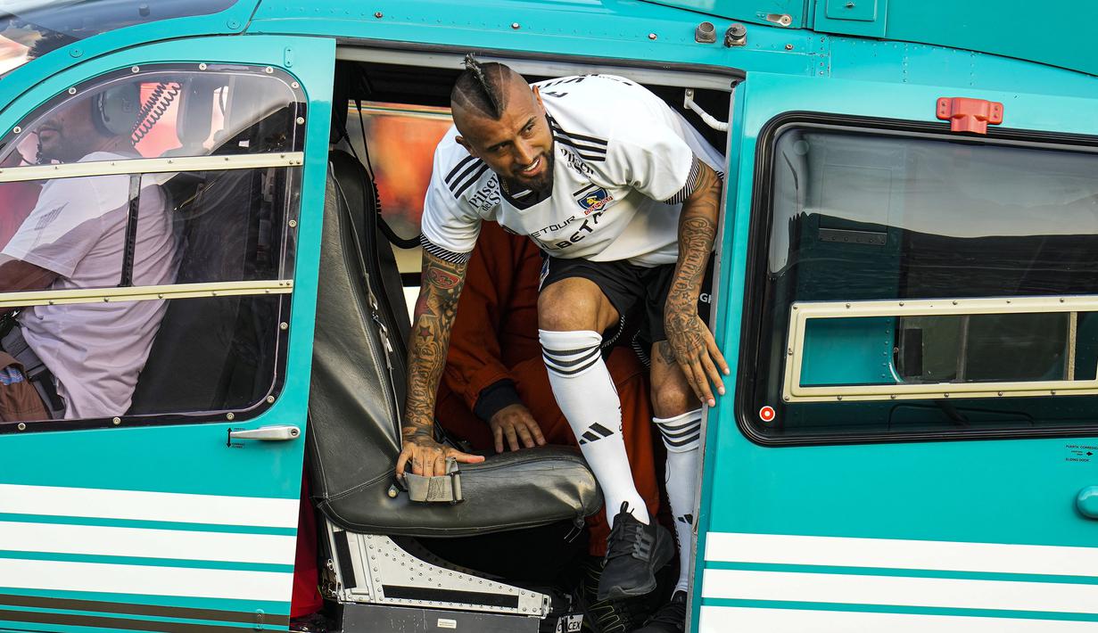 Arturo Vidal turun dari helikopter saat diperkenalkan sebagai pemain baru klub Liga Chile, Colo-Colo di Stadion Monumental David Arellano, Chili, Jumat (2/2/2024) WIB. (AP Photo/Esteban Felix)