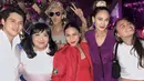Luna Maya hadir mengenakan jumpsuit ungu dengan gaya rambut kuncir tinggi dihiasi aksesori mutiara mirip seperti Jinny oh Jinny. [@angelanggiee]