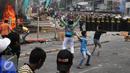Massa menyerang Petugas kepolisian dan Satpol PP saat penggusuran Kampung Pulo, Jakarta, Kamis (20/8/2015). Penggusuran pemukiman Kampung Pulo dilakukan oleh 2.200 personel gabungan untuk normalisasi Sungai Ciliwung. (Liputan6.com/Herman Zakharia)