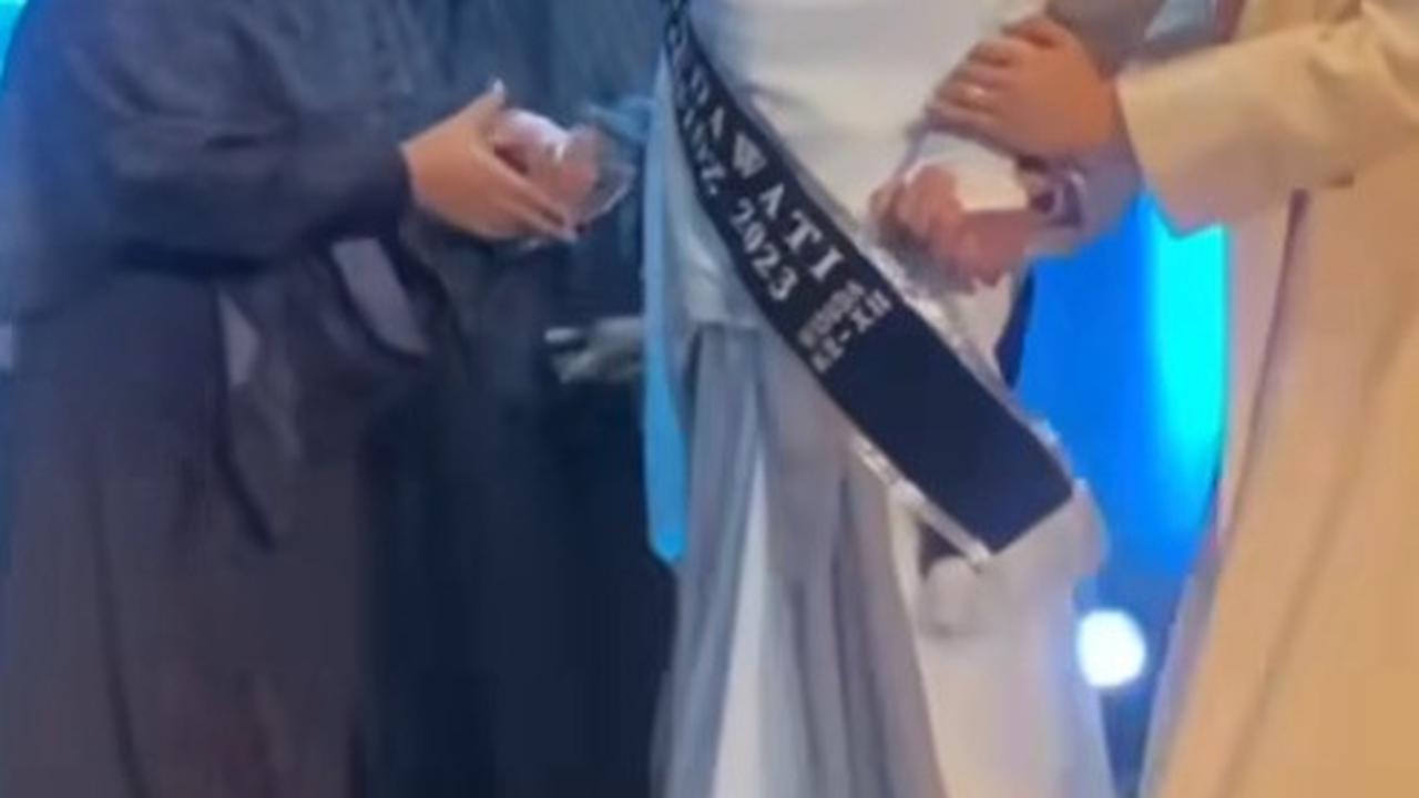 Ketika sampai di panggung, Yuni disambut oleh banyak orang. Ia diberi ucapan selamat hingga dibantu untuk menuju tengah panggung.