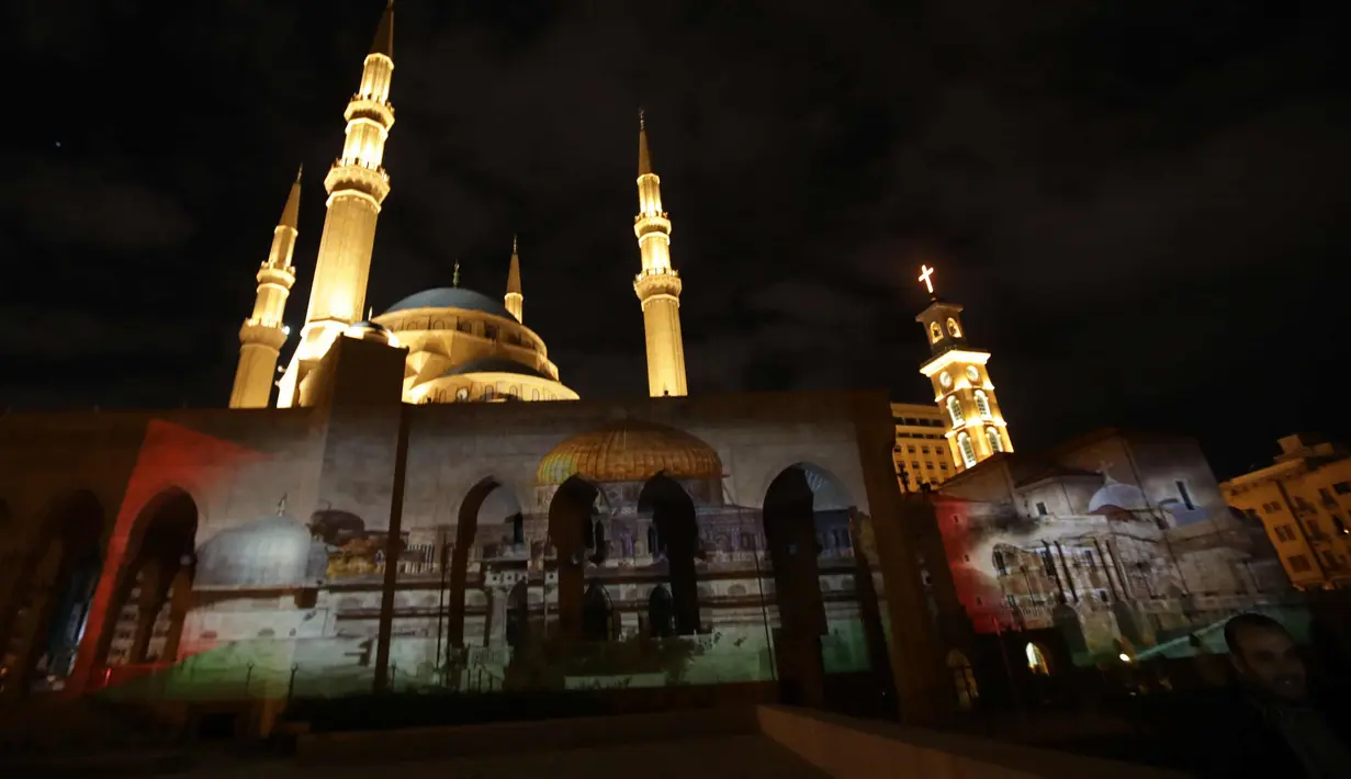 Masjid Al-Amin dan Katedral Christian Maronite saat diterangi cahaya bergambar masjid al-Aqsa dan gereja Makam Suci di Kota Tua Yerusalem di Beirut, Lebanon, (7/12). (AFP Photo/Anwar Amro)