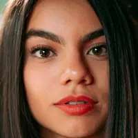 Warna lipstick merah tidak berlebihan, kamu hanya perlu pilih tone yang tepat untuk wajah. (Foto: unsplash.com)