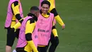 Pemain Borussia Dortmund, Manuel Akanji dan Jude Bellingham menghadiri sesi latihan sebelum leg kedua perempat final Liga Champions antara di Dortmund, Jerman, Selasa (13/4/2021).  Borussia Dortmund akan menjamu Manchester City pada Kamis, 15 April 2021 dini hari WIB. (Ina Fassbender / AFP)