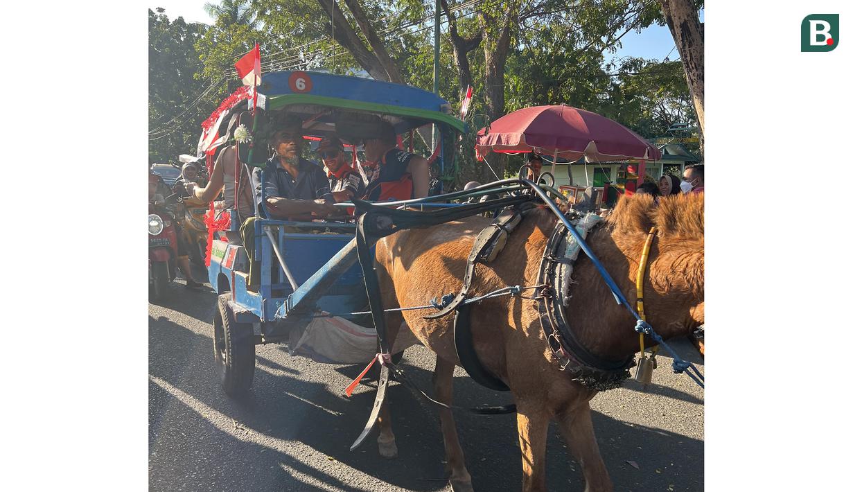 Tim Manajer KTM Factory Racing, Tony Cairoli (belakang) meramaikan parade di Kota Sumbawa, NTB, Jumat (23/6/2023) menjelang balapan MXGP Sumbawa 2023 di Sirkuit Samota pada 24-25 Juni 2023. Tony Cairoli merupakan crosser legendaris yang telah pensiun pada 2021. (Bola.com/Wiwig Prayugi)