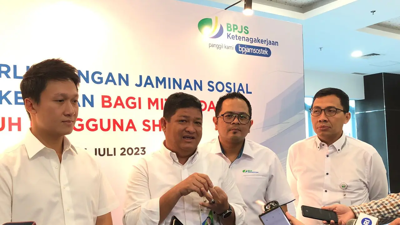 Direktur Kepesertaan BPJS Ketenagakerjaan, Zainudin, dalam acara peresmian kerjasama dengan Shopee, di Plaza BPJAMSOSTEK, Jakarta, Senin (31/7/2023). (Tira/Liputan6.com)