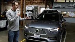 Kepala program self-driving Uber, Anthony Levandowski sedang mempresentasikan keunggulan dari mobil uber otonom atau tanpa sopir di San Francisco (13/3). (AP Photo/Eric Risberg)