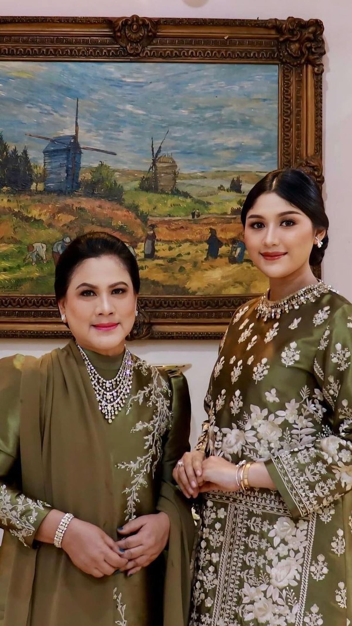 Keduanya kembali mengenakan busana dengan warna yang senada. "Warna hijau 🍃🍃🍃," tulisnya. <br>