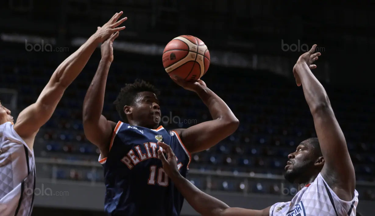 Pebasket Pelita Jaya, Bradford Lyndon melewati adangan pebasket Satya Wacana pada laga Perbasi Cup 2017 di Sports Mall, Kelapa Gading, Jakarta, (06/11/2017). Pelita Jaya menang 92-46. (Bola.com/Nick Hanoatubun)