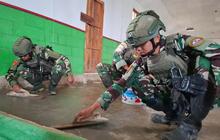 FOTO: Aksi Marinir TNI AL Renovasi Gereja di Perbatasan Papua Jelang Natal