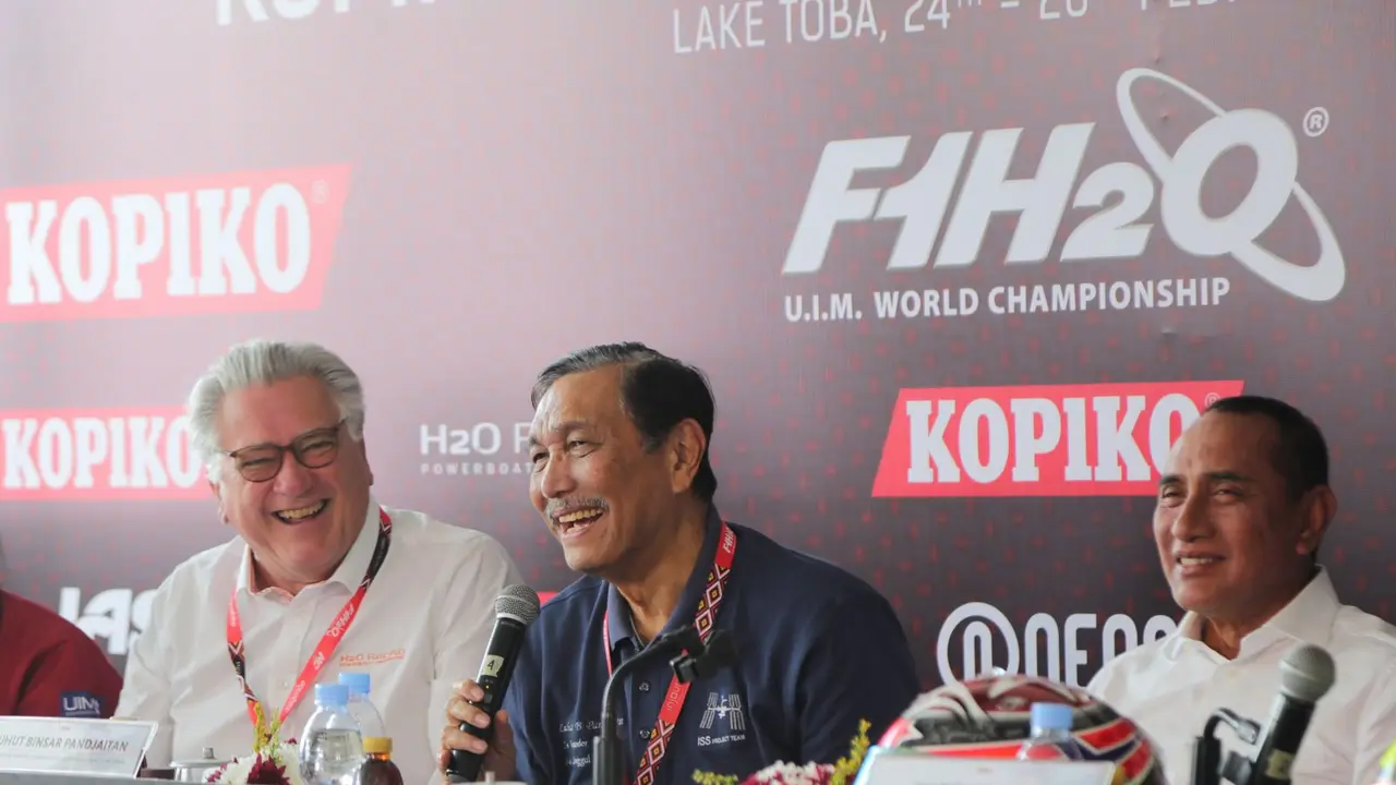 Menteri Koordinator Bidang Kemaritiman dan Investasi Luhut Binsar Pandjaitan dalam konferensi Pers F1 Powerboat Danau Toba, di Balige, Jumat (24/2/2023). (Dok Kemenko Marves)