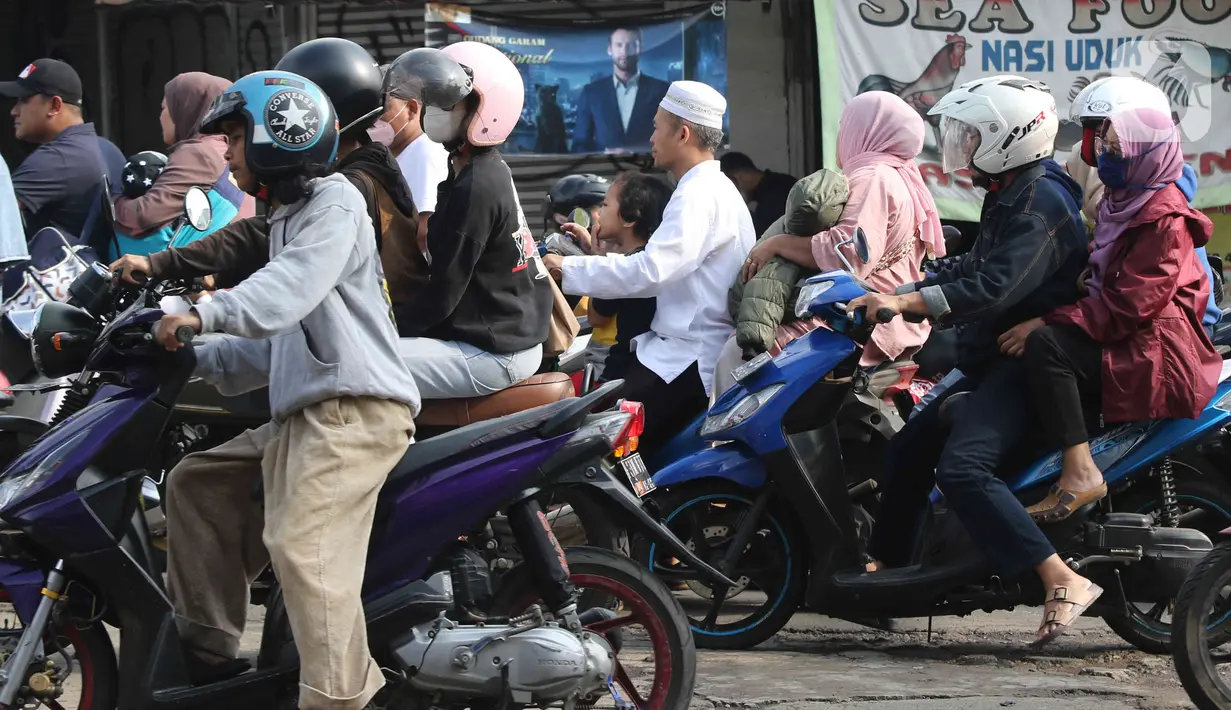 <p>Kepadatan kendaraan wisatawan di Jalan Raya Puncak, Cisarua, Kabupaten Bogor, Jawa Barat, Kamis (5/5/2022). Kapolres Bogor AKBP Iman Imanuddin mengatakan kepadatan arus kendaraan dari arah Jakarta atau Bogor dan juga dari arah Cianjur ke kawasan Puncak masih akan terjadi hingga akhir pekan nanti. (Liputan6.com/Herman Zakharia)</p>